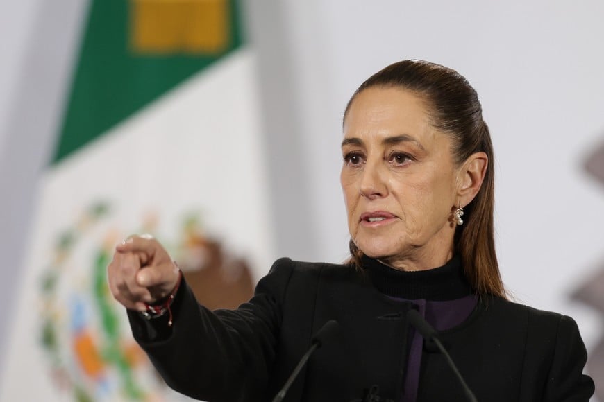 (260223) -- CIUDAD DE MEXICO, 23 febrero, 2026 (Xinhua) -- La presidenta mexicana, Claudia Sheinbaum, participa durante su conferencia de prensa matutina en Palacio Nacional, en la Ciudad de México, capital de México, el 23 de febrero de 2026. Sheinbaum reafirmó el compromiso de la administración con la seguridad nacional y el restablecimiento de la paz, al tiempo que extendió el mayor reconocimiento de la labor a las Fuerzas Armadas "extraordinarias" que cuentan con enorme preparación y patriotismo. (Xinhua/Francisco Cañedo) (fc) (rtg) (ah) (ce)