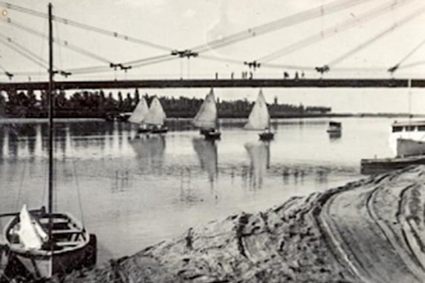 Rumbo a la largada, los veleros clase Santa Fe bajo el Colgante. Archivo