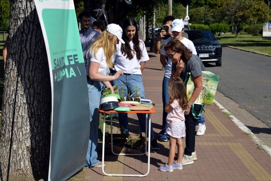 Vecinos reciclan en el Parque Garay y suman puntos para canjear premios.