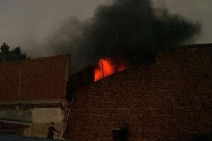 Se incendió un depósito de telas en Valentín Alsina.