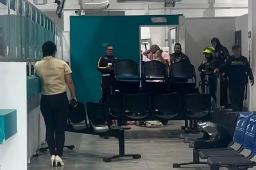 Personas que esperaban atención relataron que la mujer discutió por el trámite, volvió a sentarse y luego se desplomó.