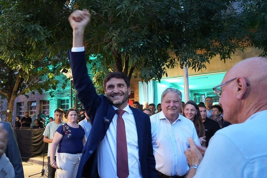 El nuevo edificio cuenta en la planta baja con un SUM, cantina y aula de construcciones; y en la planta alta tres aulas nuevas, preceptoría y un núcleo sanitario moderno. Para garantizar la accesibilidad total, se instaló un ascensor de última generación y un sanitario adaptado para personas con discapacidad.