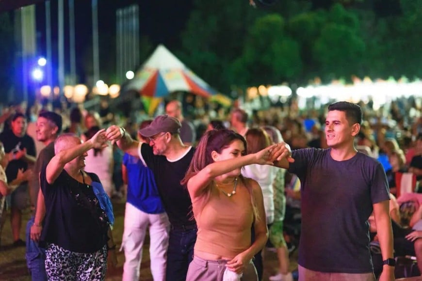 Casi 500 artistas brillaron en el festival folclórico “Un canto a la libertad”