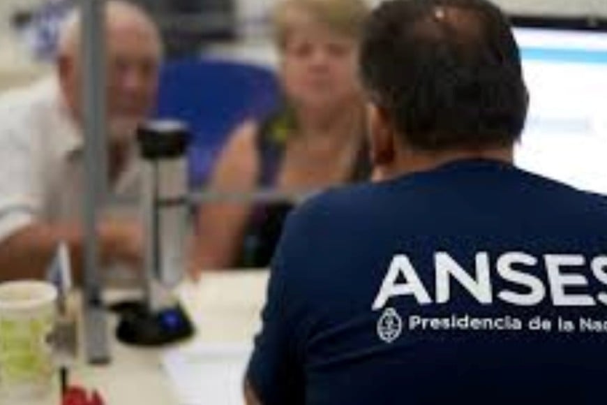 El titular debe presentarse en una oficina con su Documento Nacional de Identidad y la documentación que acredite el vínculo