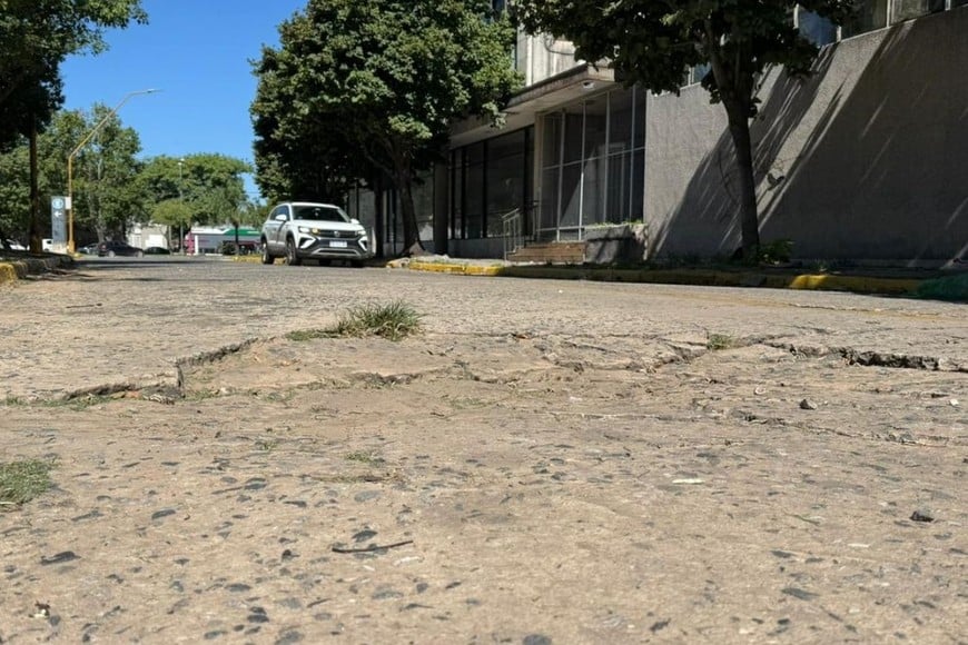 Los autos circulan por mano izquierda para evitar el hundimiento. Foto: El Litoral