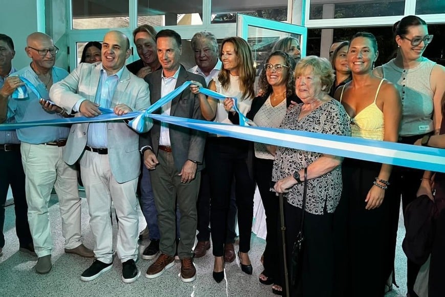 El nuevo edificio cuenta en la planta baja con un SUM, cantina y aula de construcciones; y en la planta alta tres aulas nuevas, preceptoría y un núcleo sanitario moderno. Para garantizar la accesibilidad total, se instaló un ascensor de última generación y un sanitario adaptado para personas con discapacidad.