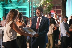 El nuevo edificio cuenta en la planta baja con un SUM, cantina y aula de construcciones; y en la planta alta tres aulas nuevas, preceptoría y un núcleo sanitario moderno. Para garantizar la accesibilidad total, se instaló un ascensor de última generación y un sanitario adaptado para personas con discapacidad.