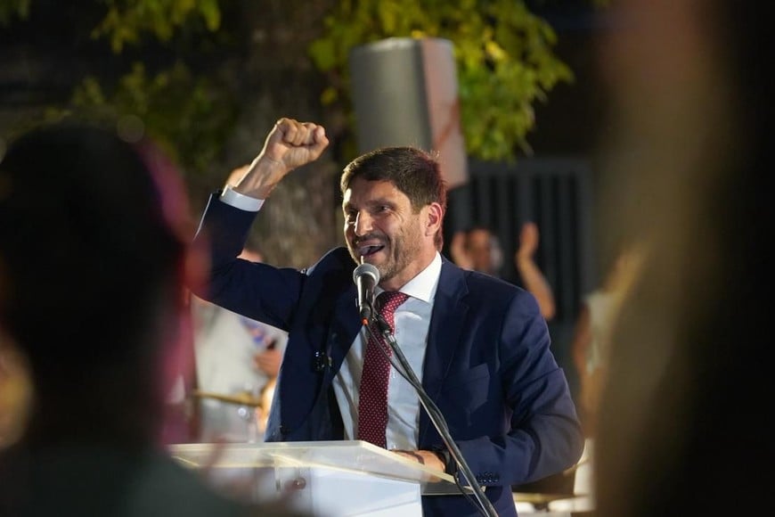 El nuevo edificio cuenta en la planta baja con un SUM, cantina y aula de construcciones; y en la planta alta tres aulas nuevas, preceptoría y un núcleo sanitario moderno. Para garantizar la accesibilidad total, se instaló un ascensor de última generación y un sanitario adaptado para personas con discapacidad.