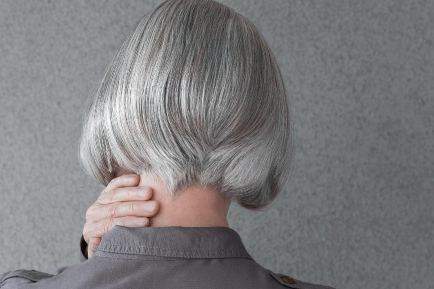 Corte corto con matices grises, elegante y sofisticado.