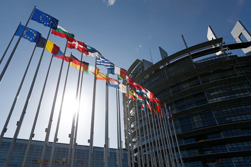Flags of European Union member states fly in front of the European Parliament building in Strasbourg, April 15, 2014. The European elections will take place April 22 to 25, 2014 in the 28 European Union Member states.      REUTERS/Vincent Kessler (FRANCE  - Tags: POLITICS) belgica bruselas  edificio sede del parlamento europeo