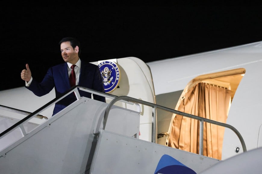 U.S. Secretary of State Marco Rubio gives a thumbs up as he boards his plane to return to Washington after meetings with Caribbean Community (CARICOM) leaders, from Robert L. Bradshaw International Airport in Basseterre, Saint Kitts and Nevis, February 25, 2026. REUTERS/Jonathan Ernst/Pool