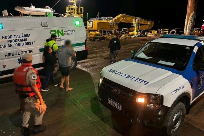 Tripulantes siendo evaluados por personal médico tras el rescate.