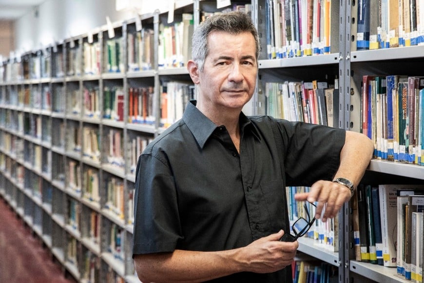 Sus temas de investigación son la sociabilidad gay, las dinámicas sociales de la discriminación y los impactos biográficos de la humillación social. 

Sebastián Freire