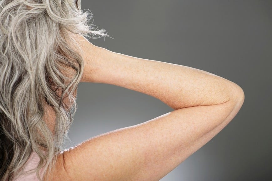 Aplicación de productos matizadores para resaltar tonos plateados.