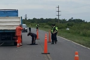 El tránsito en la Ruta 1 se desvía por la banquina mientras Vialidad Provincial evalúa las causas del socavón.