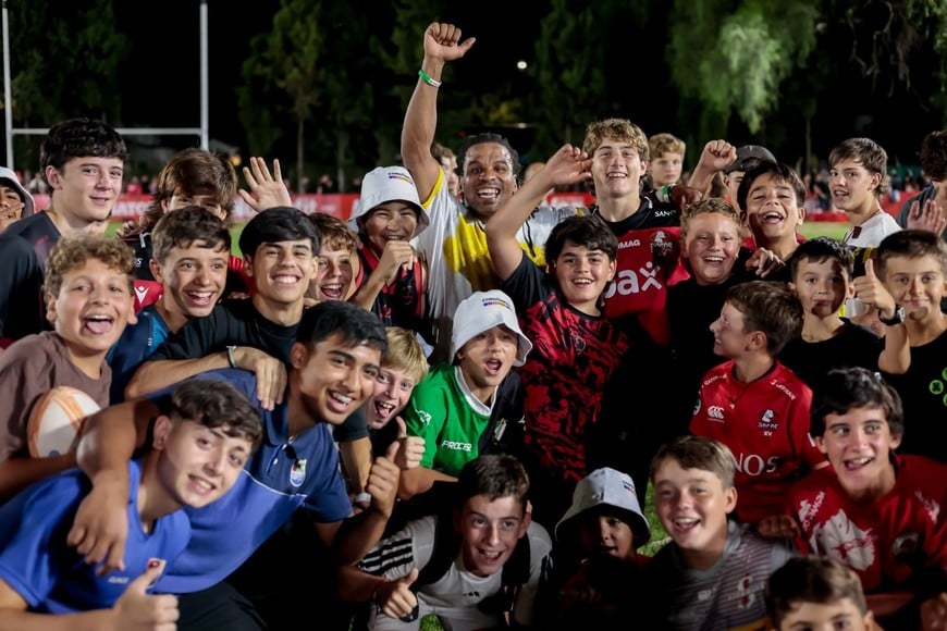 El sudafricano posó con los aficionados después del partido