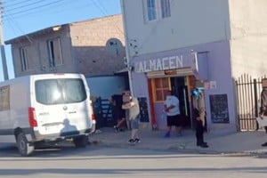 El ataque ocurrió en un comercio de Cerro Solo, en Comodoro Rivadavia, y la víctima quedó internada en coma farmacológico.