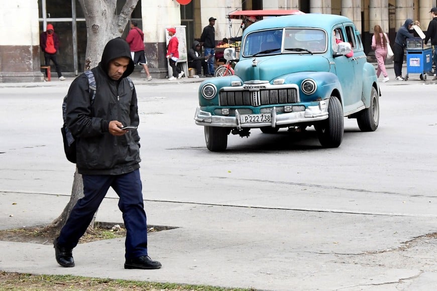 (260204) -- LA HABANA, 4 febrero, 2026 (Xinhua) -- Imagen del 3 de febrero de 2026 de un hombre portando ropa abrigadora debido al intenso frío mientras camina por una calle, en La Habana, capital de Cuba. Las bajas temperaturas registradas en los últimos días en Cuba han alterado la dinámica cotidiana en varias provincias del país caribeño, donde la intensidad y la persistencia del inusual frío se suman a un escenario aún más complejo: las limitaciones energéticas y de combustible derivadas del bloqueo de Estados Unidos a la isla por más de seis décadas. (Xinhua/Joaquín Hernández) (jh) (jg) (ra) (vf)