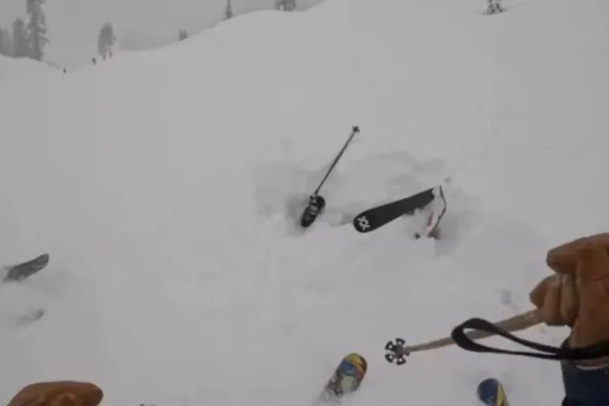 Hallazgo clave: las puntas de los esquís que sobresalían de la nieve fueron la única señal que permitió detectar al hombre sepultado.