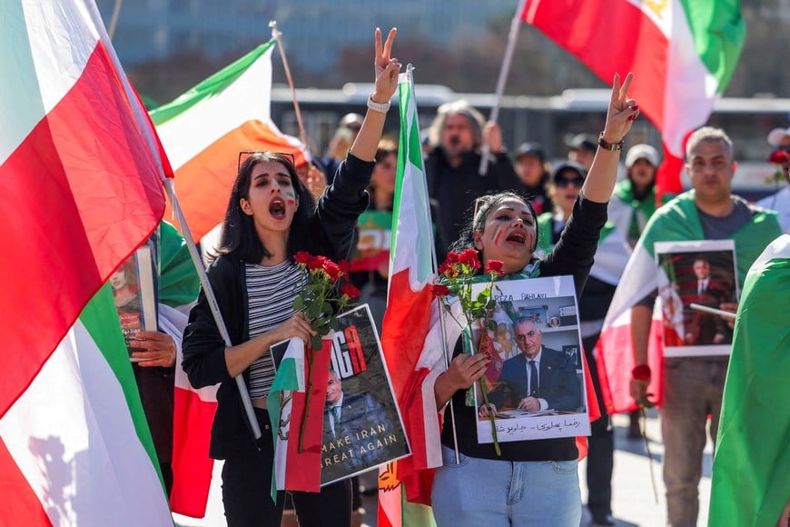 Demonstrators hold images of Reza Pahlavi, the exiled son of Iran's last shah and an Iranian opposition figure, during a protest against Iran's government in front of the United Nations Office at Geneva, on the day of a new round of indirect U.S.-Iran talks over their long-running nuclear dispute, in Geneva, Switzerland, February 26, 2026. REUTERS/Pierre Albouy     TPX IMAGES OF THE DAY