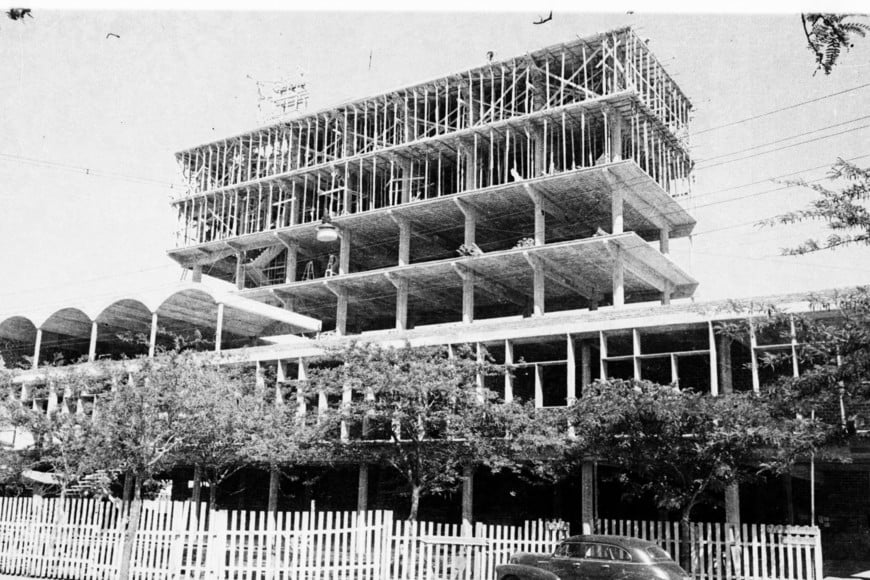 Otra vista de la construcción del Correo, en la década del '50. Archivo