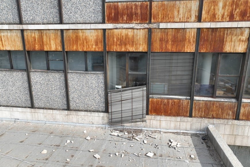 Peligro. Mampostería cae por falta de mantenimiento. Archivo.