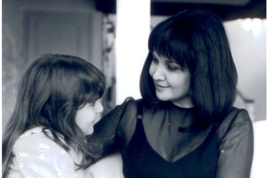 La escritora con su hija Lara. Foto: Gentileza