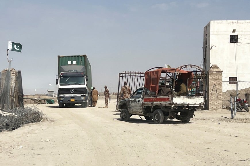 Vehicles at a gate at the border crossing along the Pakistan-Afghanistan border crossing in Balochistan Province, in Chaman, Pakistan February 27, 2026. Picture taken with a mobile phone. REUTERS/Abdul Khaliq Achakzai