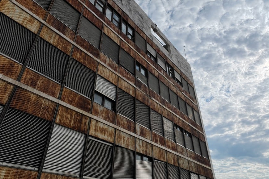 Oxidado. Así se ven los ventanales del edificio. Archivo.