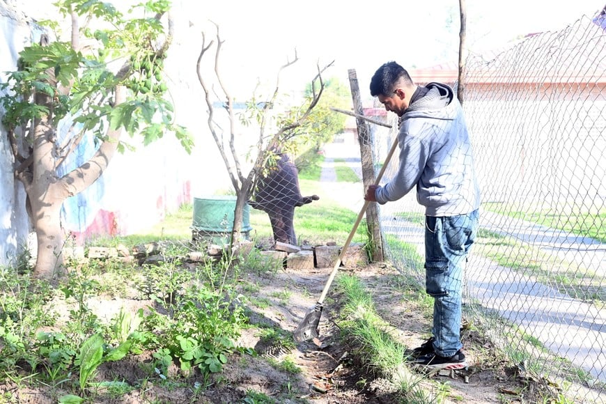 El municipio transformó el refugio nocturno de avenida Blas Parera al 7700 en un centro de día. Foto: Gentileza MCSF