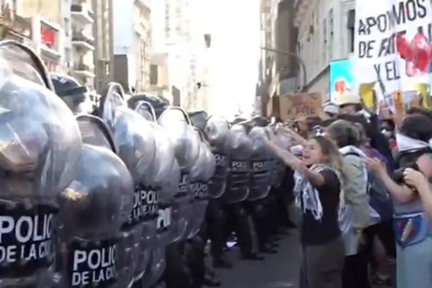 La manifestación se desarrolló en la intersección de las avenidas 9 de Julio y Corrientes