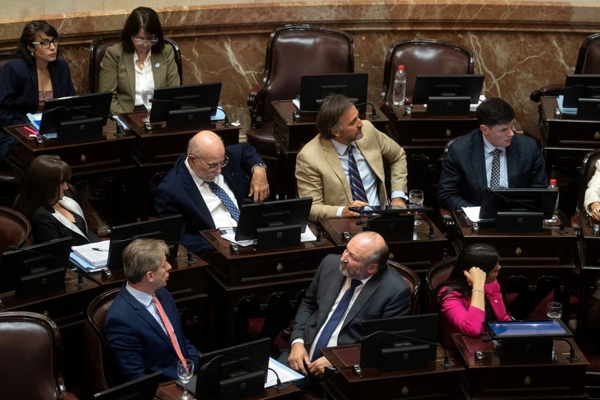 (260227) -- BUENOS AIRES, 27 febrero, 2026 (Xinhua) -- Senadores participan durante la sesión donde se debate el proyecto de Ley de Modernización Laboral, en el Congreso Nacional, en la ciudad de Buenos Aires, capital de Argentina, el 27 de febrero de 2026. (Xinhua/Martín Zabala) (mz) (rtg) (ra) (vf)