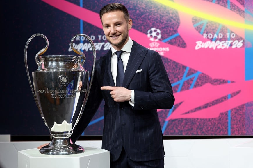 Soccer Football - UEFA Champions League - Draw for Round of 16, Quarter Finals, Semi Finals & Final - UEFA Headquarters, Nyon, Switzerland - February 27, 2026
Former player Ivan Rakitic poses with the UEFA Champions League trophy after the draw REUTERS/Pierre Albouy