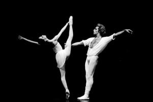 Marcia Haydée y Jorge Donn en un dúo de Romeo y Julieta, de Béjart, que bailaron en 1982 en el Teatro Ópera de Buenos Aires. Foto: Jorge Fama