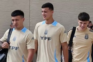 Valentín Carboni se lesionó en una práctica y sufrió rotura de ligamentos en la rodilla derecha.