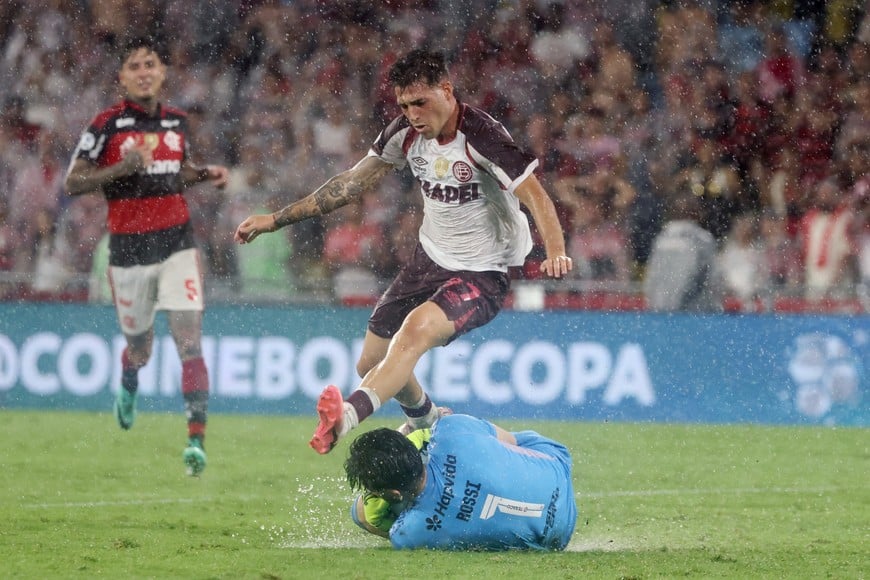Soccer Football - Recopa Sudamericana - Final - Second Leg - Flamengo v Lanus - Estadio Maracana, Rio de Janeiro, Brazil - February 26, 2026
Lanus' Lucas Besozzi in action with Flamengo's Agustin Rossi REUTERS/Sergio Moraes