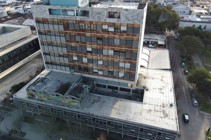 Sobre avenida 27 de febrero, junto al Cemafé, está el edifico del Correo. Archivo.