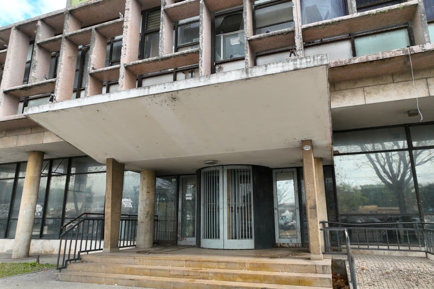 Ingreso. El acceso al edificio, en el que sólo funciona la planta baja y primer piso. Archivo.