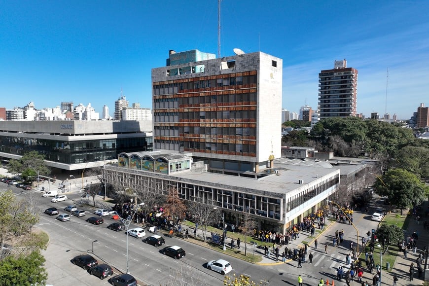 Abrazo simbólico al edificio del Correo. Archivo.
