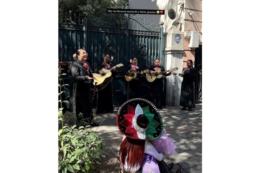 Tradición mexicana: mariachis, sombrero típico y flores marcaron la bienvenida a la cantante argentina.