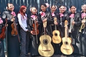 Tradición mexicana: mariachis, sombrero típico y flores marcaron la bienvenida a la cantante argentina.