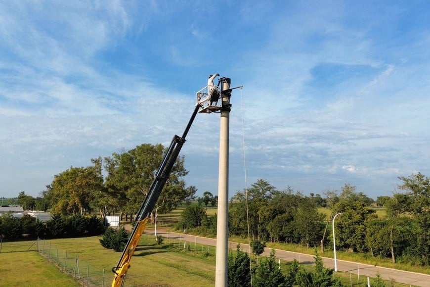 “Estamos realizando un gran trabajo para que el Campus de entrenamiento deportivo tenga cuatro canchas iluminadas con tecnología LED. Es un esfuerzo enorme del club para poder mejorar la calidad de entrenamientos en horarios nocturnos”, destacó el presidente de la institución, Federico Brussa.