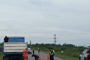 El hundimiento tiene aproximadamente un metro de diámetro y unos 60 centímetros de profundidad, y debajo del pavimento se observaba presencia de agua.