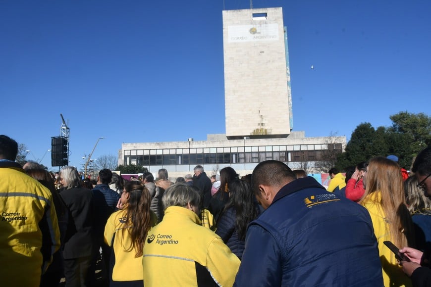 El último abrazo de la sociedad santafesina al edificio del Correo. Archivo.