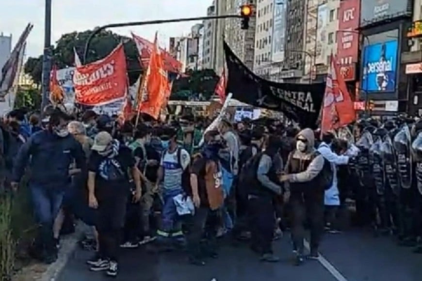 La protesta se dio en el marco de una jornada marcada por movilizaciones vinculadas al tratamiento legislativo de la reforma laboral en el Senado.