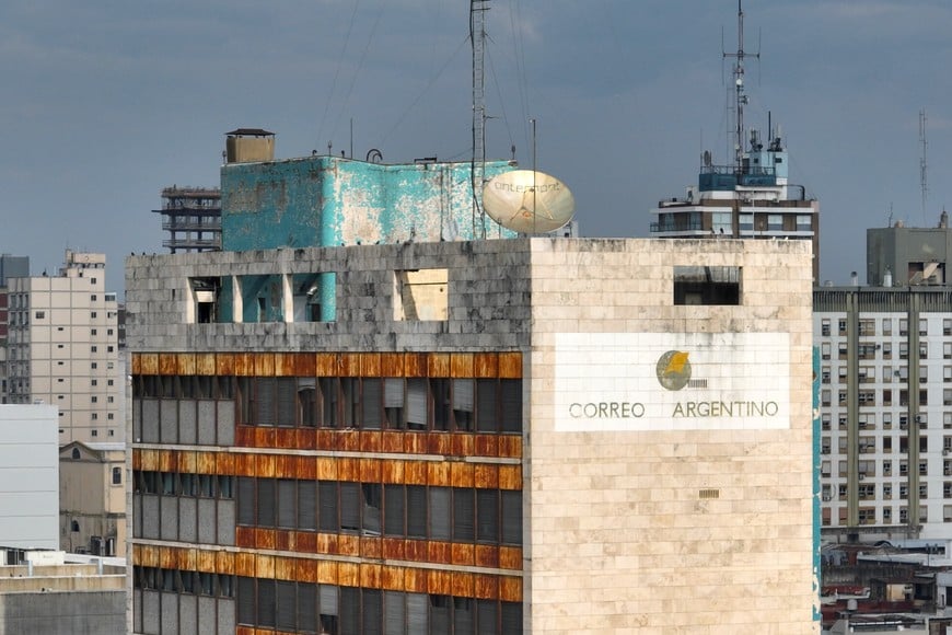 Correo Argentino. Esa pintura no es original, y el edificio se cae a pedazos. Archivo.