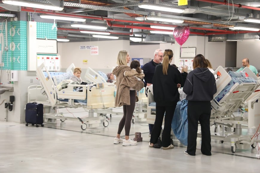 (260228) -- TEL AVIV, 28 febrero, 2026 (Xinhua) -- Pacientes son trasladados hacia un estacionamiento en un centro médico, en Tel Aviv, Israel, el 28 de febrero de 2026. El nivel de alerta de todos los hospitales de Israel se elevó al máximo tras los ataques en Irán, al tiempo que los pacientes hospitalizados han sido trasladados a albergues, dijo el Ministerio de Sanidad en un comunicado. La información agrega que las actividades hospitalarias no urgentes se cancelaron. (Xinhua/Gideon Markowicz/JINI) (rtg) (da)