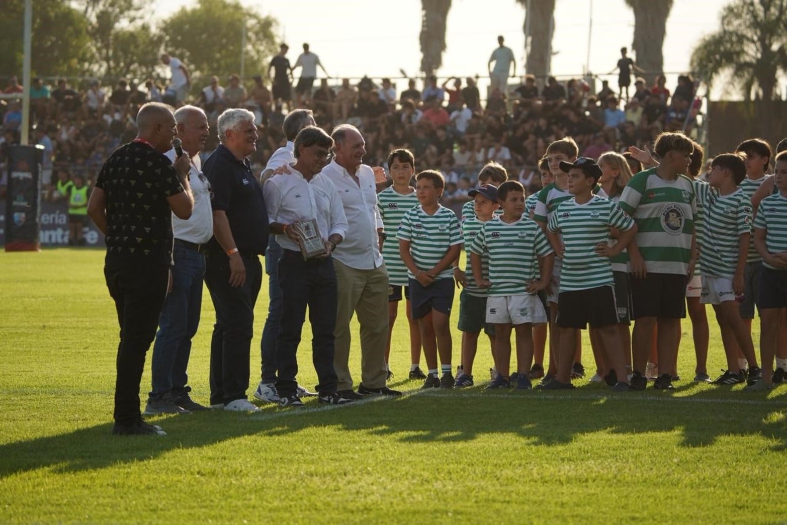 Reconocimientos en la previa del gran partido. 