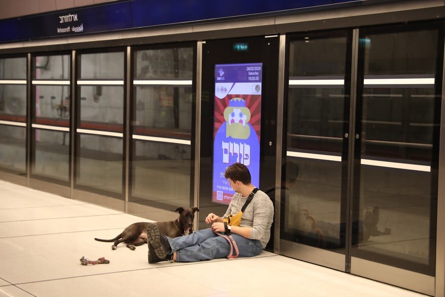 (260228) -- TEL AVIV, 28 febrero, 2026 (Xinhua) -- Un hombre se refugia en una estación de metro, en Tel Aviv, Israel, el 28 de febrero de 2026. El Comando del Frente Interior de las Fuerzas de Defensa de Israel emitió directrices de defensa civil mientras sonaban las sirenas antiaéreas en múltiples áreas del país, instando a los residentes a refugiarse. Estados Unidos e Israel lanzaron el sábado "operaciones de combate importantes" contra Irán después de que las recientes conversaciones nucleares entre Estados Unidos e Irán en Ginebra no lograran alcanzar un acuerdo para evitar la crisis. (Xinhua/Gideon Markowicz/JINI) (jg) (da)