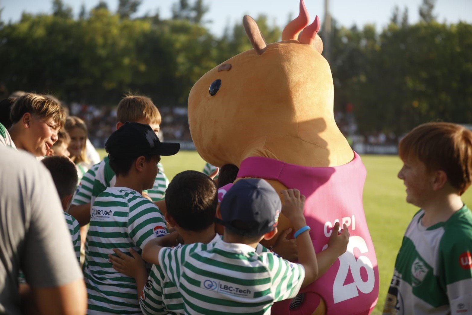 "Capi" con los niños.